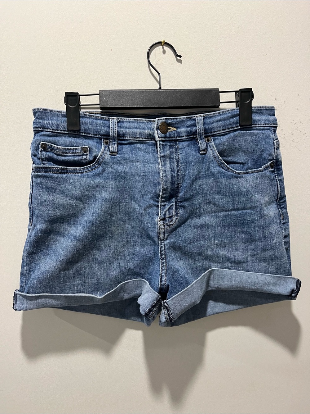 Calvin Klein Jeans Women’s Medium Wash Blue Cuffed Hem Denim Shorts Size 10